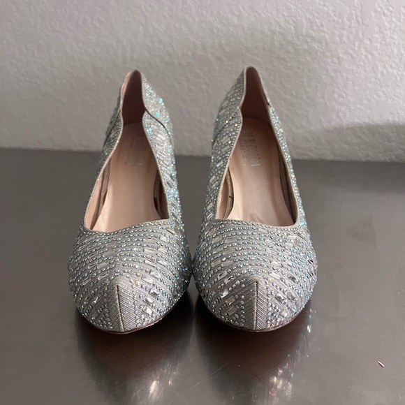 Elegant Silver Women's Shoes - Picture 2 of 8
